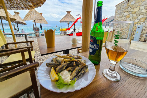 Baška - fast food Zarok u pláže Vela, ostrov Krk, Chorvatsko