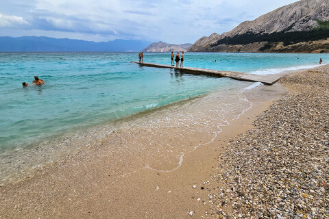 Baška - pláž Vela, ostrov Krk, Chorvatsko