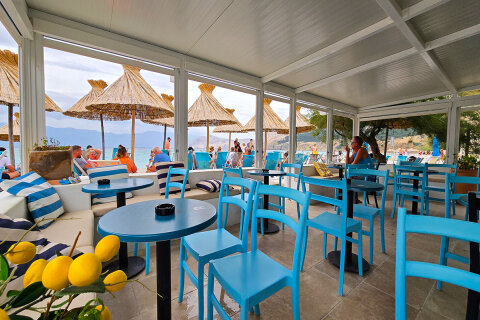 Baška - beach bar Luna u pláže Vela, ostrov Krk, Chorvatsko