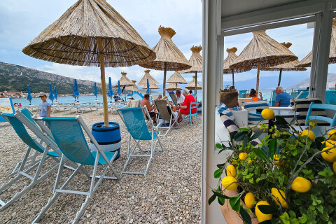 Baška - beach bar Luna u pláže Vela, ostrov Krk, Chorvatsko