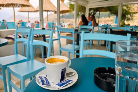 Baška - beach bar Luna u pláže Vela, ostrov Krk, Chorvatsko