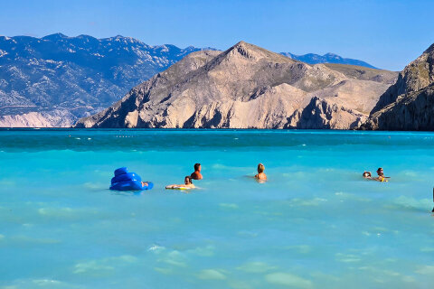 Baška - pláž Vela, ostrov Krk, Chorvatsko