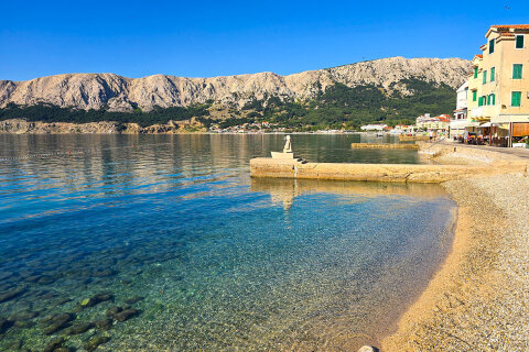Baška - pláž v centru, ostrov Krk, Chorvatsko