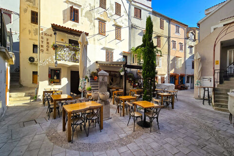 Baška - centrum, ostrov Krk, Chorvatsko