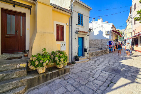 Baška - centrum, ostrov Krk, Chorvatsko