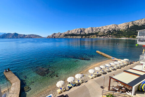 Baška - pláž v centru, ostrov Krk, Chorvatsko