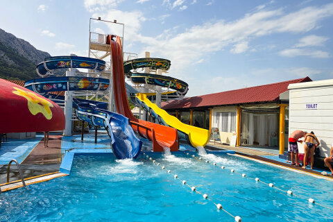 Baška - tobogán u pláže Vela, ostrov Krk, Chorvatsko