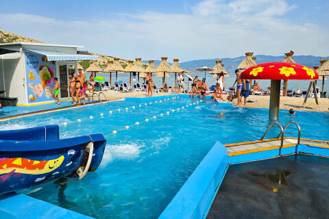 Baška - tobogán u pláže Vela, ostrov Krk, Chorvatsko