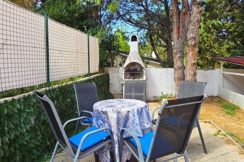 Apartmán Lit - posezení s grilem u domu, Baška, ostrov Krk, Chorvatsko