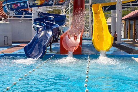 Baška - tobogán u pláže Vela, ostrov Krk, Chorvatsko