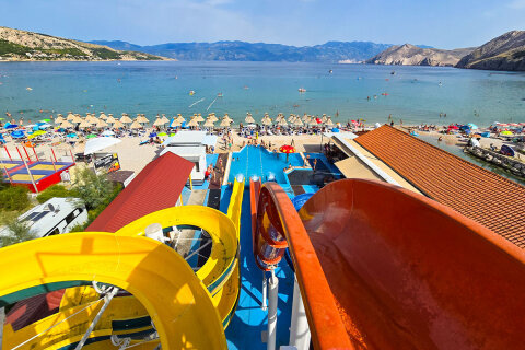 Baška - tobogán u pláže Vela, ostrov Krk, Chorvatsko