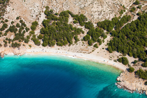 Baška - FKK pláž Vrženica (východně za Bunculukou), ostrov Krk, Chorvatsko