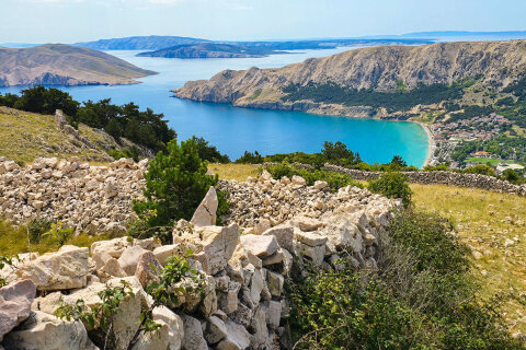 Baška - vyhlídka během turistiky v horách nad Baškou, ostrov Krk, Chorvatsko