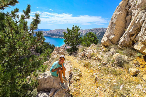 Turistika v horách nad Baškou, ostrov Krk, Chorvatsko