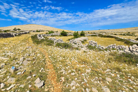 Turistika v horách nad Baškou, ostrov Krk, Chorvatsko