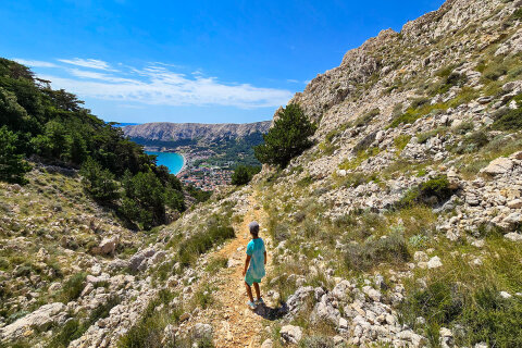 Turistika v horách nad Baškou, ostrov Krk, Chorvatsko
