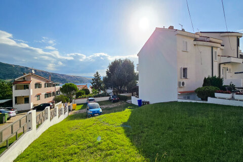 Apartmány Renata - parkoviště u domu, Baška, ostrov Krk, Chorvatsko