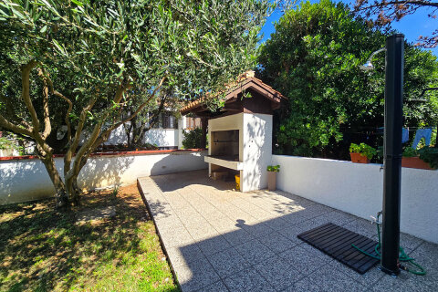 Apartmány Renata - gril a venkovní sprcha u domu, Baška, ostrov Krk, Chorvatsko