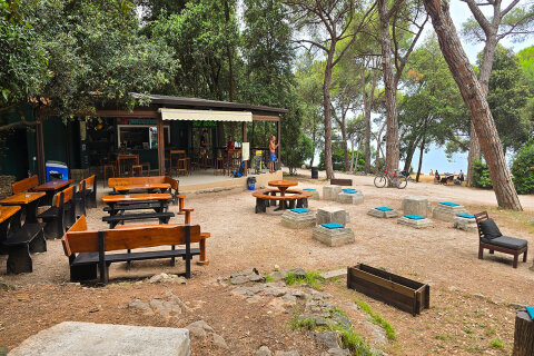 Zlatni rt - plážový bar Punta Cabana, Rovinj, Istrie, Chorvatsko