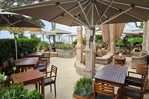 Zlatni rt - plážový bar a restaurace Lovor Lounge&Beach, Rovinj, Istrie, Chorvatsko