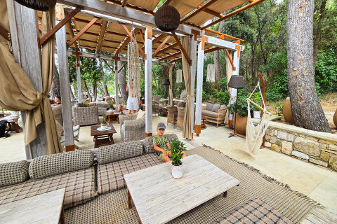 Zlatni rt - plážový bar a restaurace Lovor Lounge&Beach, Rovinj, Istrie, Chorvatsko