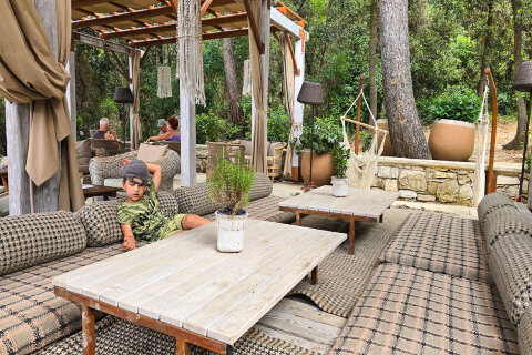 Zlatni rt - plážový bar a restaurace Lovor Lounge&Beach, Rovinj, Istrie, Chorvatsko