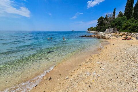Zlatni rt - písčito-oblázková pláž Golden Cape, Rovinj, Istrie, Chorvatsko