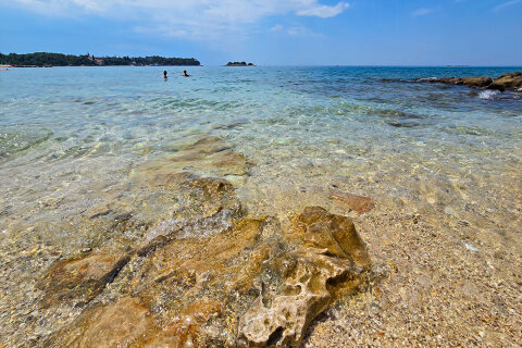 Zlatni rt - písčito-oblázková pláž Golden Cape, Rovinj, Istrie, Chorvatsko