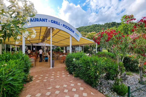 Mobilhome Oliva - restaurace Lungomare u pláže Maslinica, Rabac, Istrie, Chorvatsko