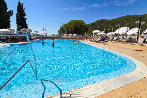 Mobilhome Oliva - bazén u hotelu Mimosa v areálu resortu, Rabac, Istrie, Chorvatsko