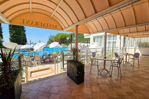 Mobilhome Oliva - bar Conca d‘oro u bazénu před hotelem Mimosa v areálu resortu, Rabac, Istrie, Chorvatsko