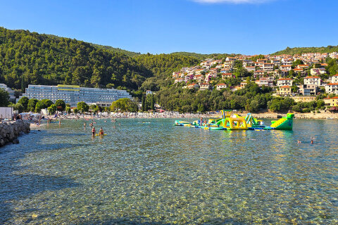 Mobilhome Oliva - nafukovací aquapark na moři u pláže Maslinica, Rabac, Istrie, Chorvatsko