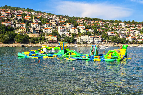 Mobilhome Oliva - nafukovací aquapark na moři u pláže Maslinica, Rabac, Istrie, Chorvatsko
