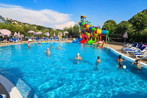 Mobilhome Oliva - bazén s tobogány, Rabac, Istrie, Chorvatsko