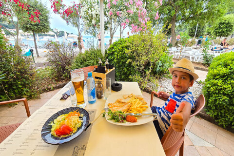 Mobilhome Oliva - restaurace Lungomare u pláže Maslinica, Rabac, Istrie, Chorvatsko