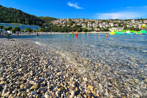 Rabac - pláž Maslinica, Istrie, Chorvatsko