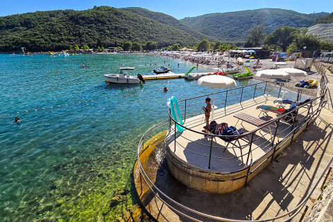 Rabac - pláž Maslinica, Istrie, Chorvatsko