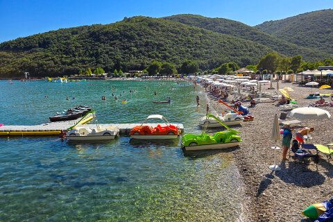 Rabac - pláž Maslinica, Istrie, Chorvatsko