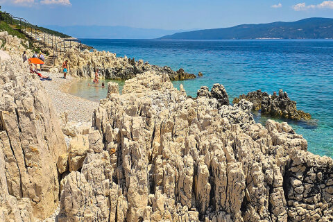 Pláž Girandella, Rabac, Istrie, Chorvatsko