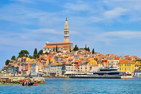Rovinj - pohled na město cestou k ostrůvku Crveni otok, Istrie, Chorvatsko
