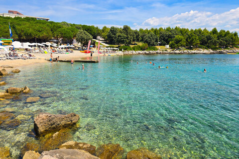 Crveni otok - pláž v západní zátoce, Rovinj, Istrie, Chorvatsko