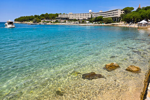 Crveni otok - pláž v západní zátoce, Rovinj, Istrie, Chorvatsko