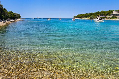 Crveni otok - pláž v západní zátoce, Rovinj, Istrie, Chorvatsko