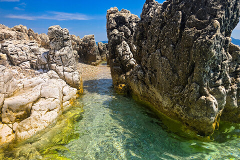 Rabac - pláž Girandella, Istrie, Chorvatsko