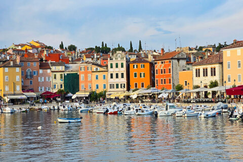 Rovinj - pohled na město z lodi cestou z ostrůvku Crveni otok, Istrie, Chorvatsko