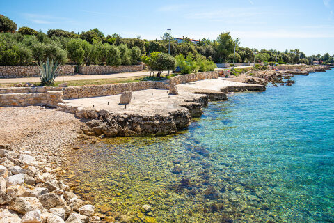 Apartmány Crnika - oblázková pláž pod domem, Mandre, ostrov Pag, Chorvatsko