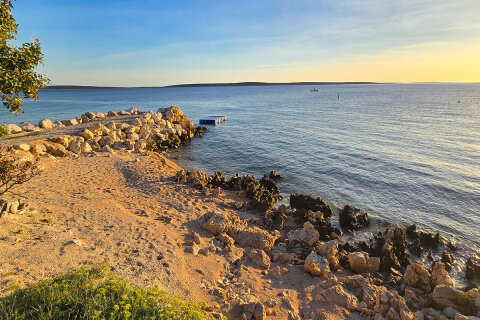 Apartmány Crnika - oblázková pláž pod domem, Mandre, ostrov Pag, Chorvatsko