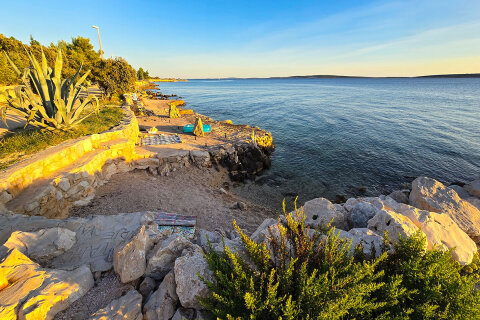 Apartmány Crnika - oblázková pláž pod domem, Mandre, ostrov Pag, Chorvatsko