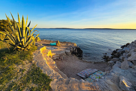 Apartmány Crnika - oblázková pláž pod domem, Mandre, ostrov Pag, Chorvatsko