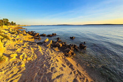 Apartmány Crnika - oblázková pláž pod domem, Mandre, ostrov Pag, Chorvatsko